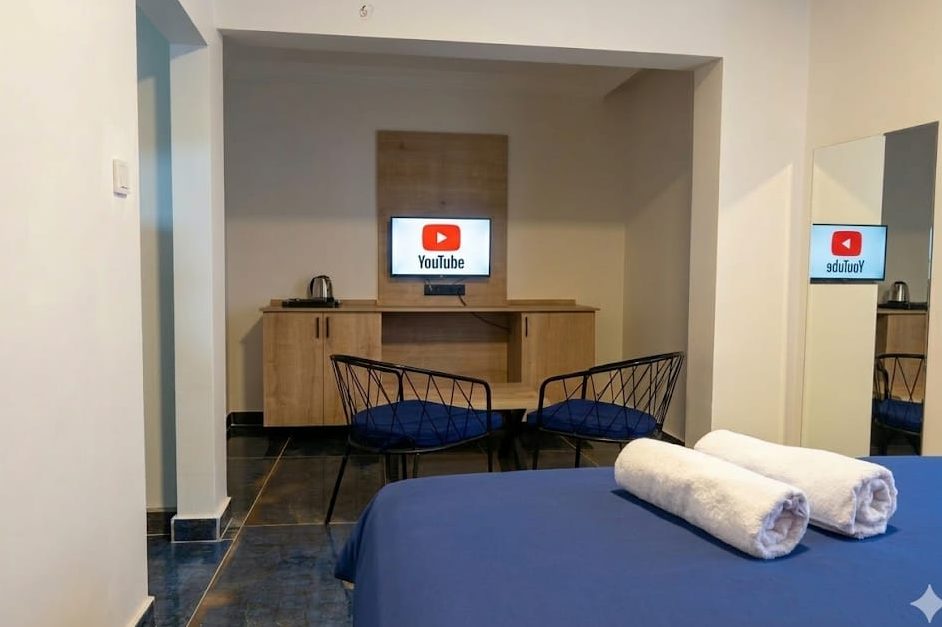Batıkent saatlik kiralık oda, oturma alanı ve yemek masası